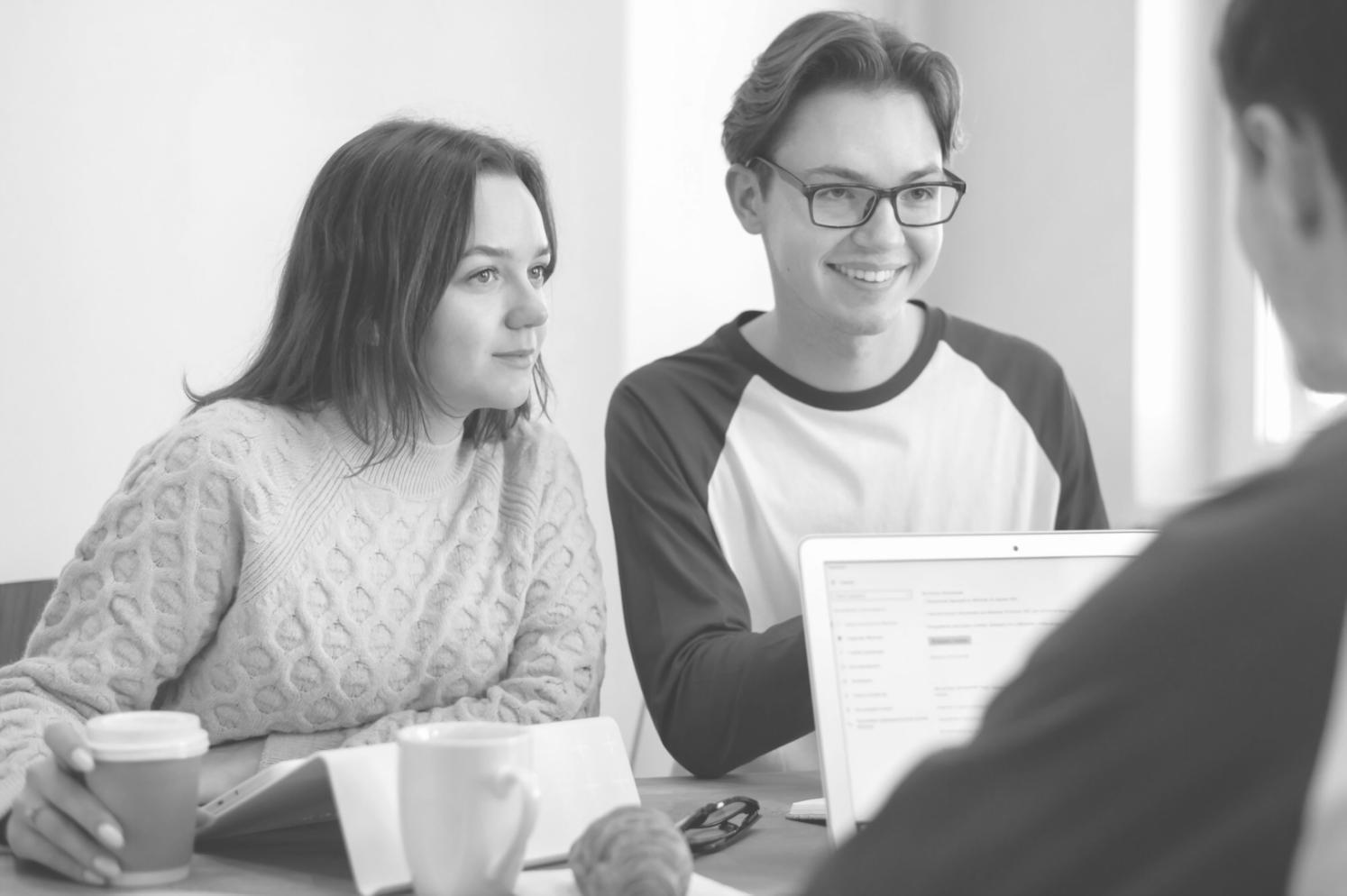 Finanzanalyst bei der Arbeit mit Datenvisualisierung